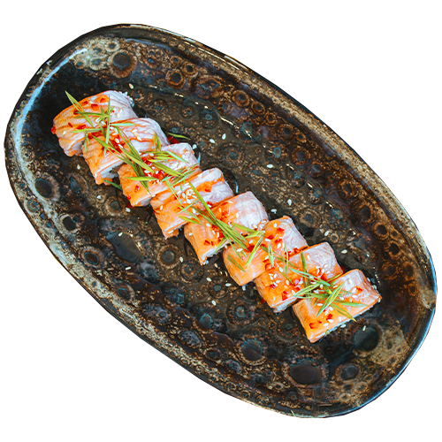 Uramaki z krewetkami w tempurze, opalanym łososiem i yuzu kosho