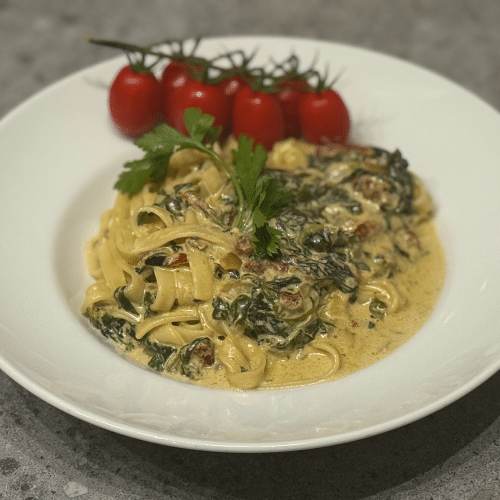 Tagliatelle ze szpinakiem, suszonymi pomidorami