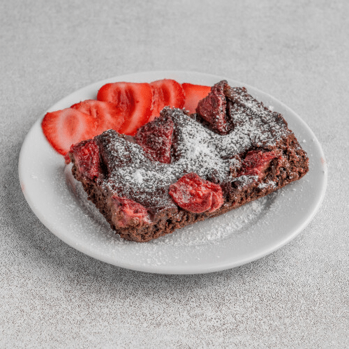 Brownie czekoladowe z truskawkami