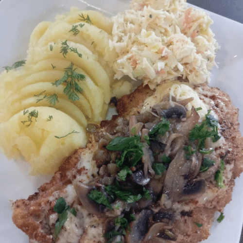 filet zapiekany z pieczarkami ziemniaki surowka