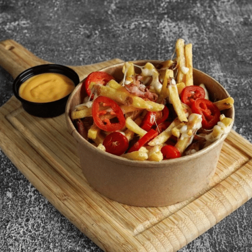 Frytki z serem, jalapeno, grillowanym bekonem i sosem serowym