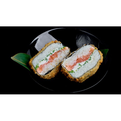 Sushi burger z surowym łososiem