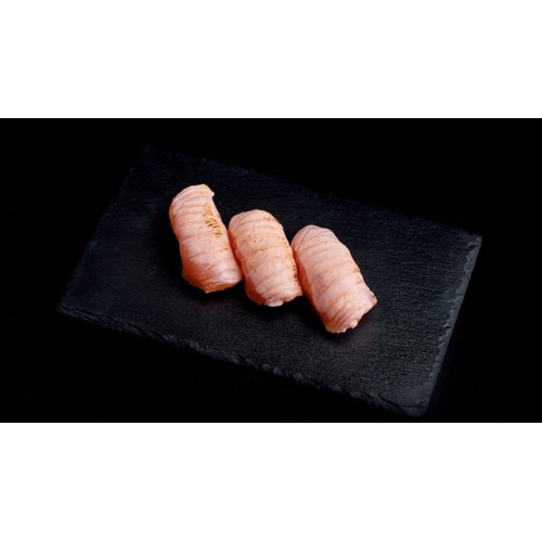 Nigiri łosoś opalany
