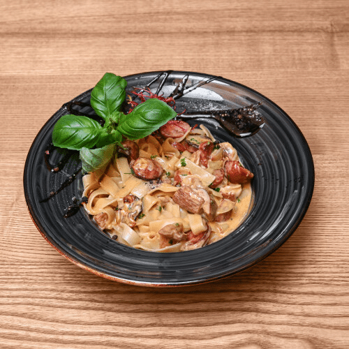 Tagliatelle z chorizo w sosie borowikowym