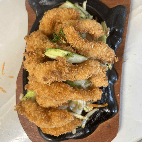 Gorący półmisek krewetki po tajsku