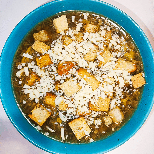 Zupa cebulowa z grzankami i serem