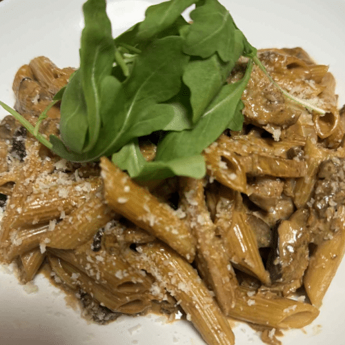 Makaron penne z polędwiczką w sosie z grzybów i Grana Padano