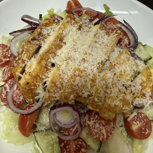 Sałatka Cezar z grillowanym kurczakiem, sos Cezar