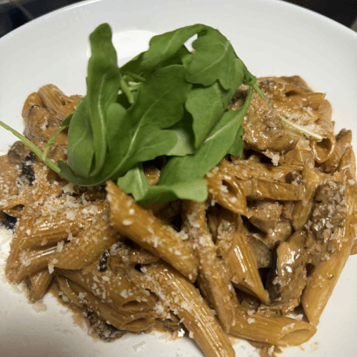 Makaron penne z polędwiczką w sosie z grzybów i Grana Padano400g