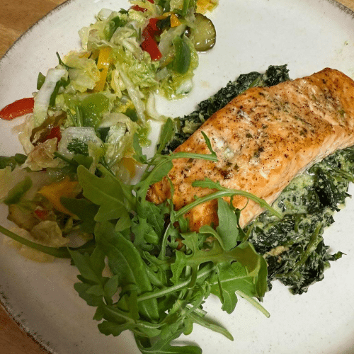 Łosoś filet na szpinaku, puree, surówka z białej kapusty