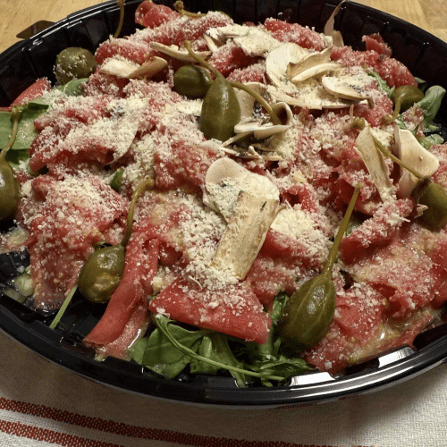 Carpaccio wołowe z dodatkami, podawane z pieczywem