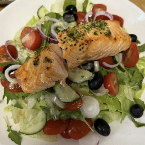 Sałatka Łosoś z pieca (sos śmietanowo-koperkowy) pieczywo 360g