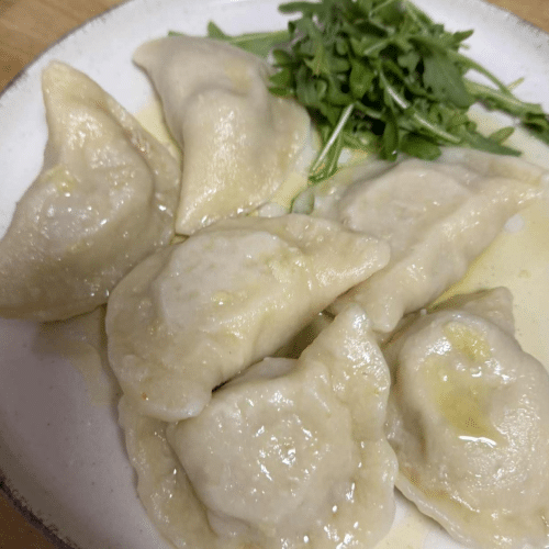 Pierogi z mięsem polane przetopionym masłem 320g