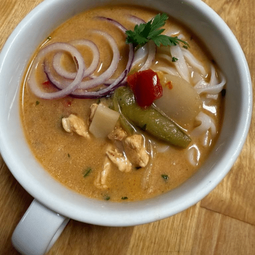 Tajska z kurczakiem i makaronem ryżowym na mleczku kokosowym