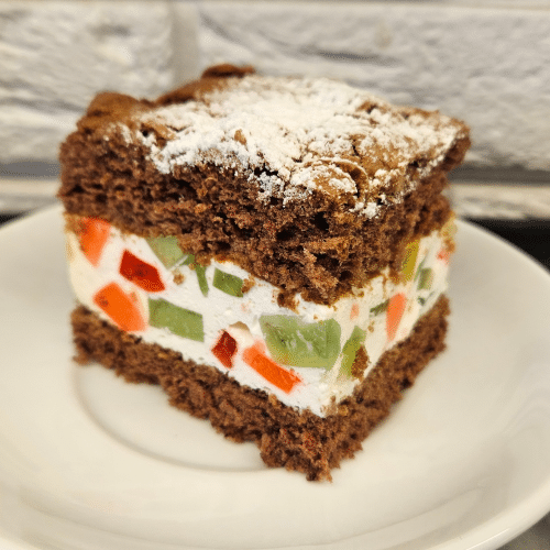 Biszkopt czekoladowy z galaretką w śmietankowej masie