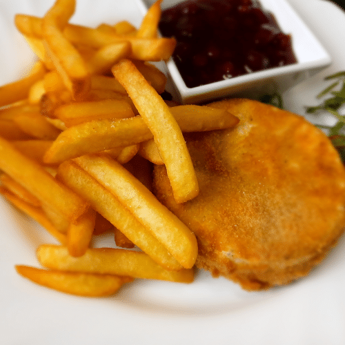 Camembert panierowany z frytkami, z żurawiną i surówką