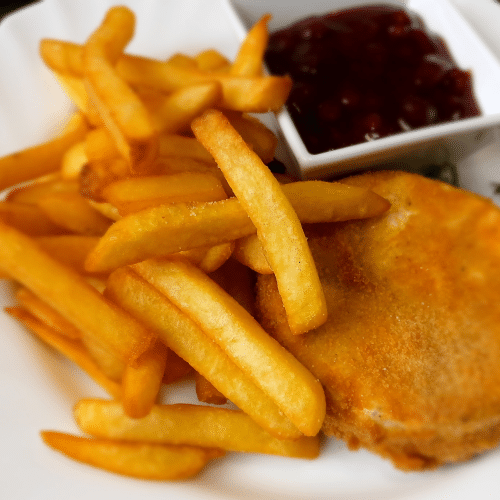 Camembert panierowany z żurawiną i frytkami