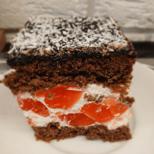 Ciasto marchewkowe z masą mascarpone w polewie lukrowej