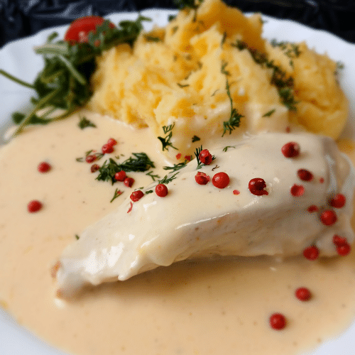 Filet faszerowany brokułem i serem z sosem serowym