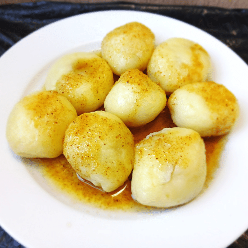 Knedle ze śliwkami na masełku z bułką tartą i cukrem