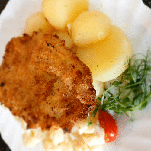 Kotlet schabowy tradycyjny z surówkami