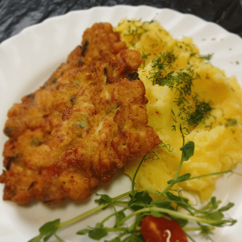 Kotlet z siekanym kurczakiem i warzywami w cieście