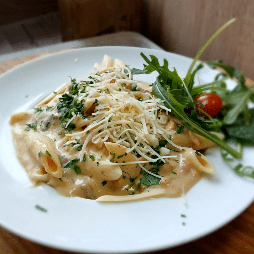 Makaron w sosie kurkowym z cukinią i kurczakiem