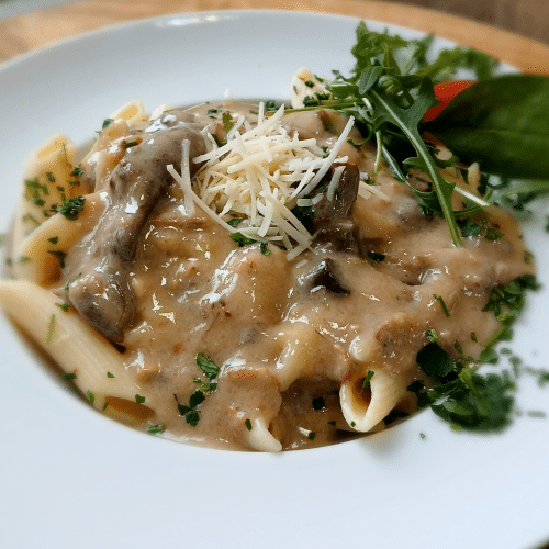 Makaron w sosie kurkowym z cukinią i kurczakiem