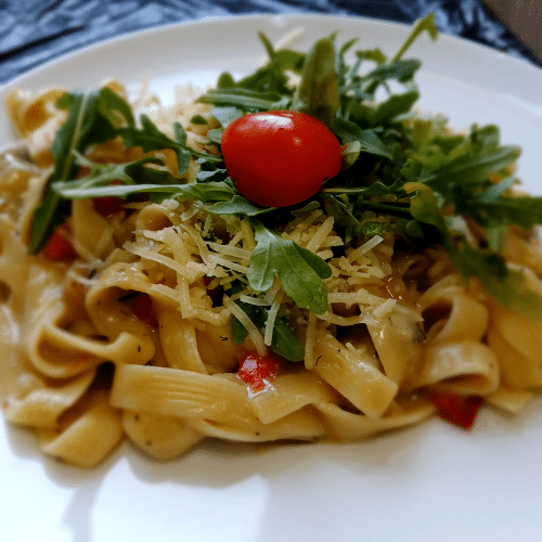 Makaron z warzywami grillowanymi, oliwą i kurczakiem