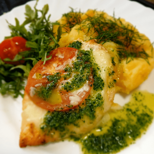 Filet drobiowy zapieczony serem, pomidorowym w pesto bazyliowym