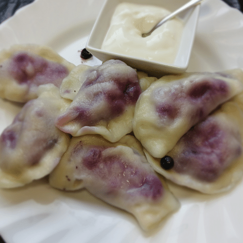 Pierogi z borówkami i słodką śmietaną