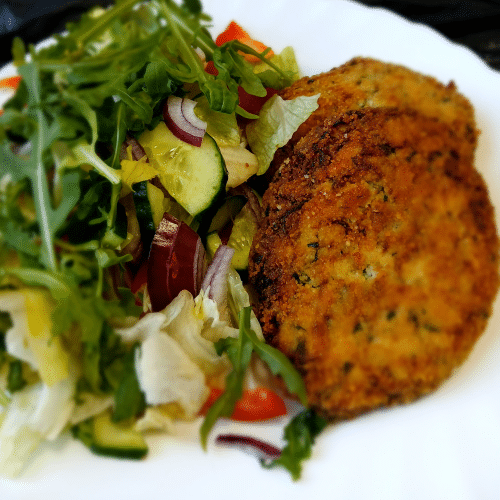 Placki z cukinii na miksie sałat z sosem czosnkowym