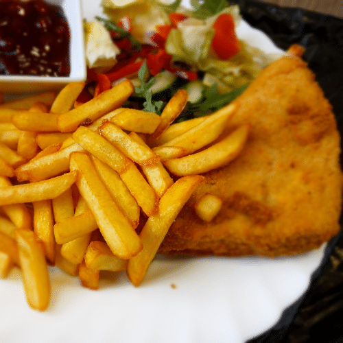 Ser żółty panierowany z żurawiną  z frytkami I miksem sałat