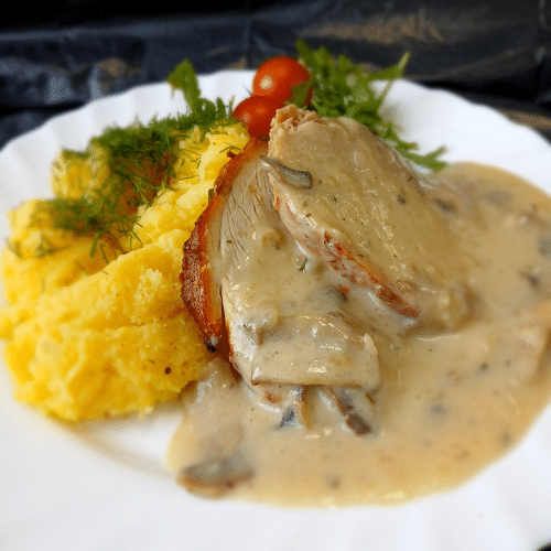 Szynka wieprzowa pieczona w sosie borowikowym