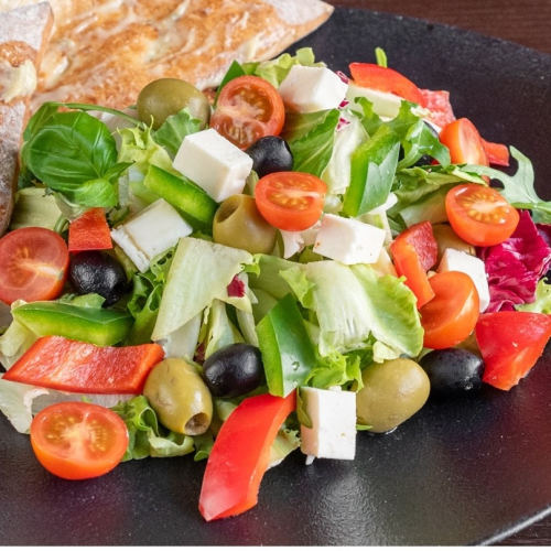 Promocja 2x Fit Sałatka Grecka z z sosem winegret ok. 250kcal