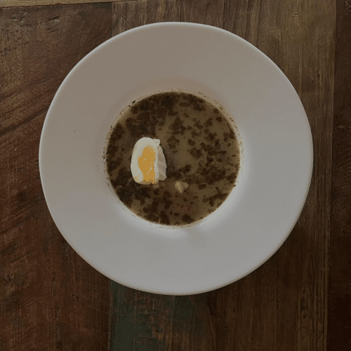 Żurek z ziemniakami puree i cebulka z nutą leśnych grzybów