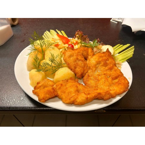 Kotlet schabowy z ziemniakami i surówką