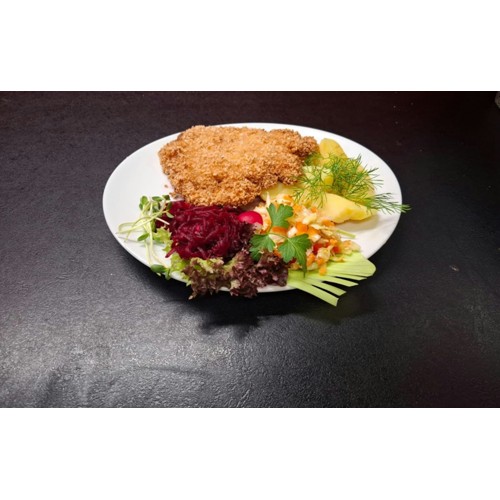 KURCZAK W PANIERCE PANKO Z FRYTKAMI I SURÓWKĄ