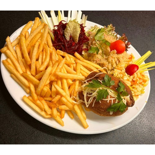 Kotlet po szwajcarsku z frytkami i surówką