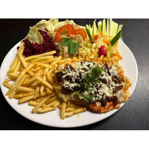 Filet z kurczaka saute z suszonymi pomidorami i serem pleśniowym z frytkami i surówką