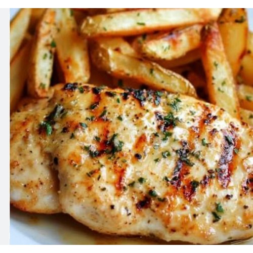 GRILLOWANY FILET Z KURCZAKA SOUTE Z FRYTKAMI I SURÓWKĄ