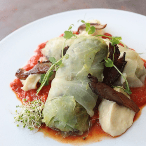 Gołąbki z kaszą, czarną soczewicą i grzybami leśnymi