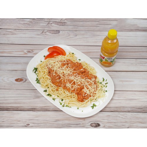 Spaghetti bolognese i napój toma jabłkowy 0,33L