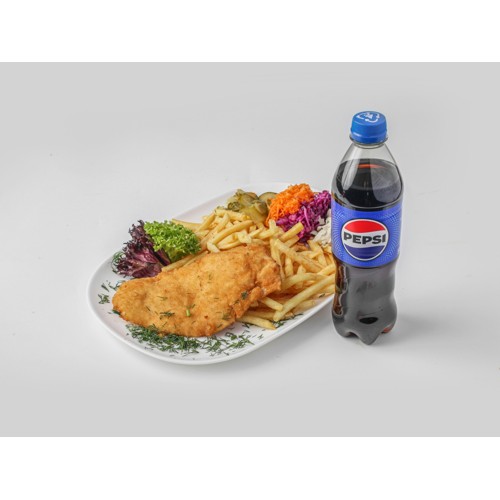 Kotlet z piersi kurczaka z frytkami i surówką