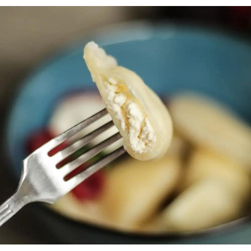 pierogi z twarogiem, malinami i białą czekoladą
