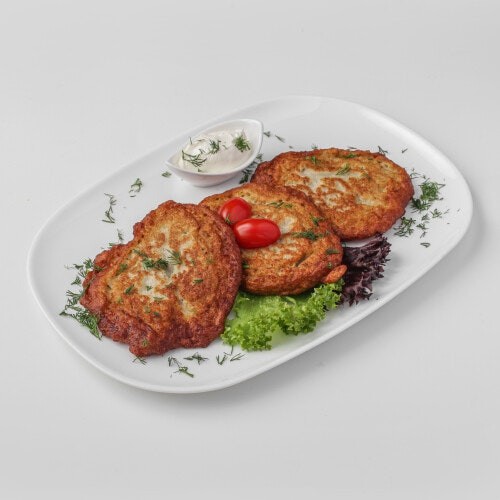 Zurek, Placki ziemniaczane z sosem pieczarkowym.