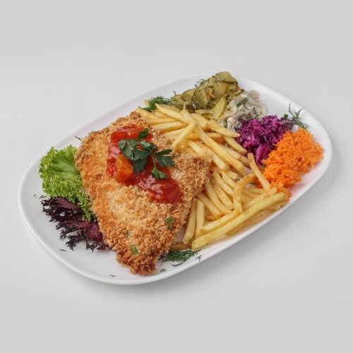 Kotlet z piersi kurczaka panko,frytki z batatów,zestaw surówek.