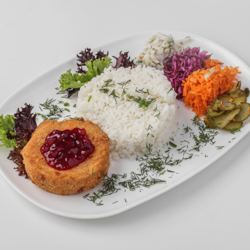 Camembert z żurawiną , frytki, surówka