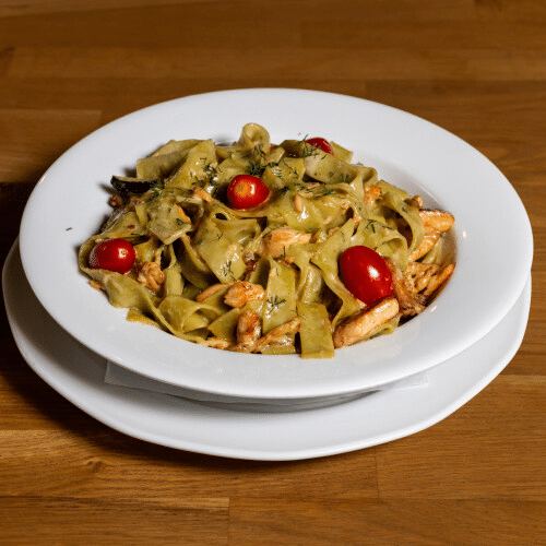 Pappardelle z łososiem, cukinią i kurkami