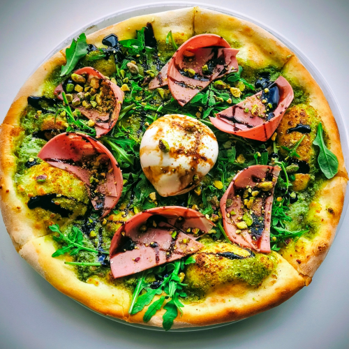 Pizza z burratą i mortadelą